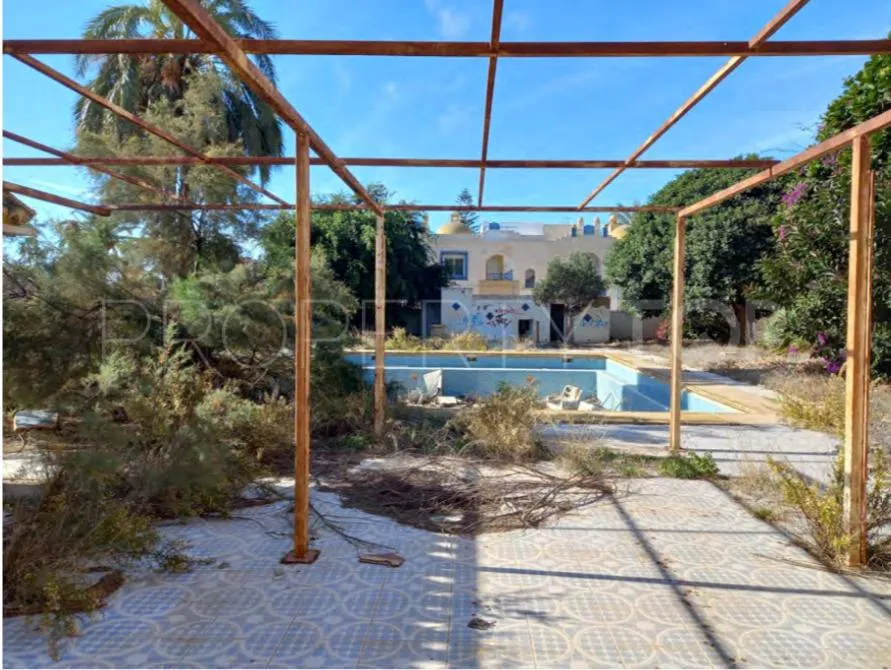 Edificio singular de 58 dormitorios en venta en Roquetas de Mar