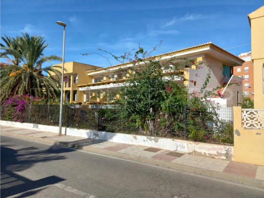 Edificio singular de 58 dormitorios en venta en Roquetas de Mar