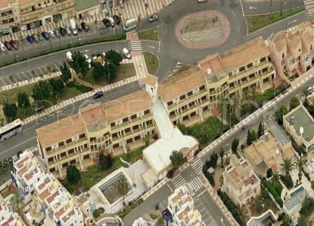 Edificio singular de 58 dormitorios en venta en Roquetas de Mar
