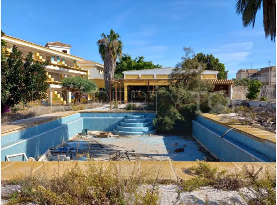 Edificio singular de 58 dormitorios en venta en Roquetas de Mar