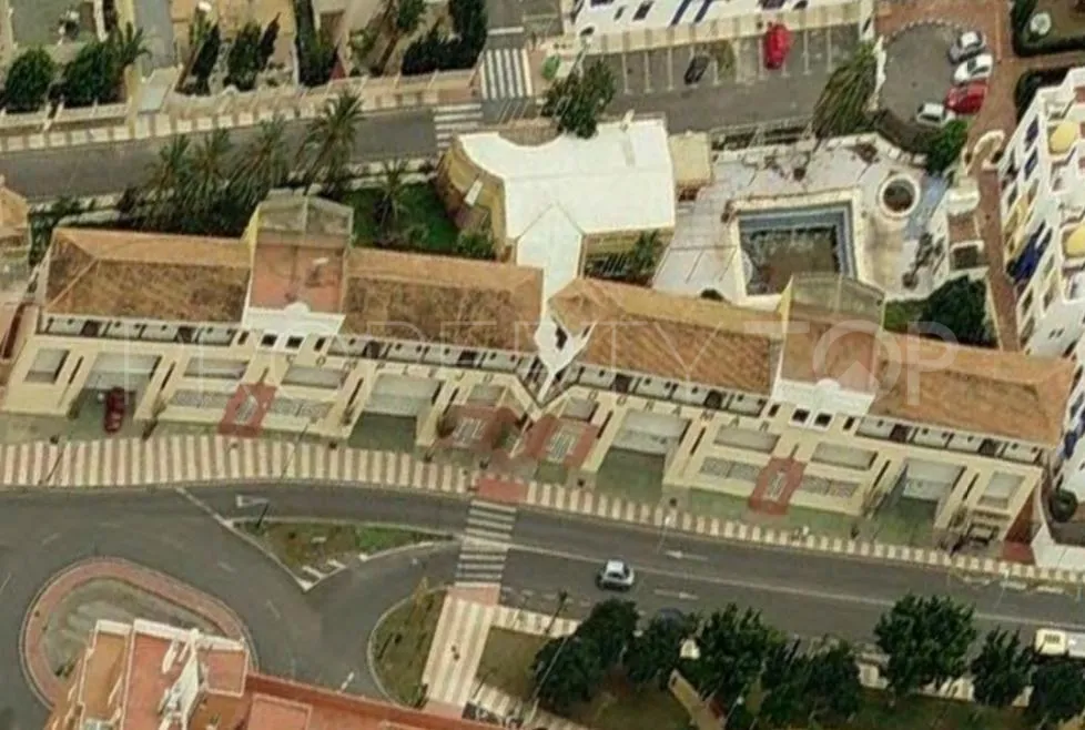 Edificio singular de 58 dormitorios en venta en Roquetas de Mar