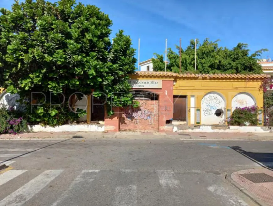 Edificio singular de 58 dormitorios en venta en Roquetas de Mar