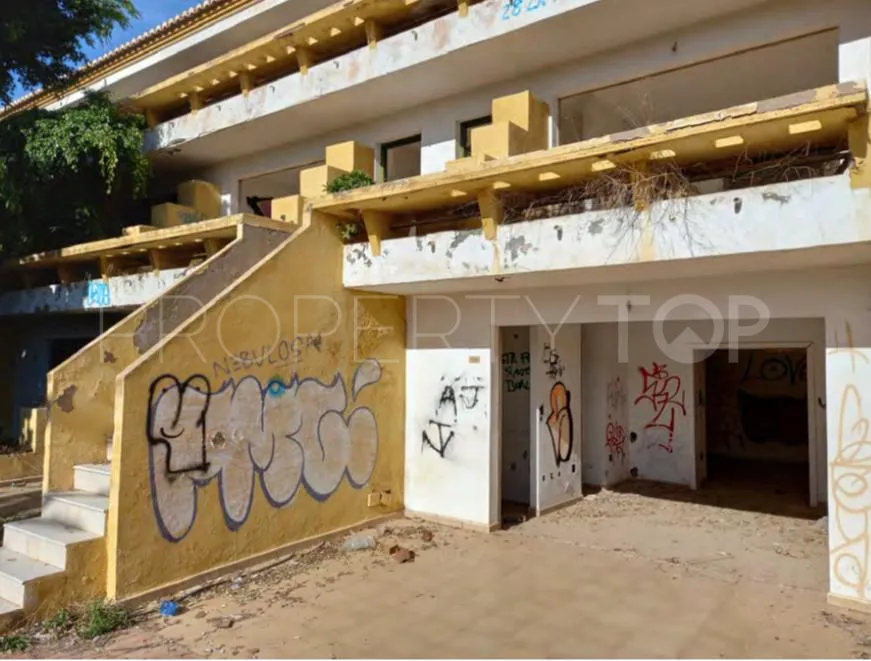 Edificio singular de 58 dormitorios en venta en Roquetas de Mar