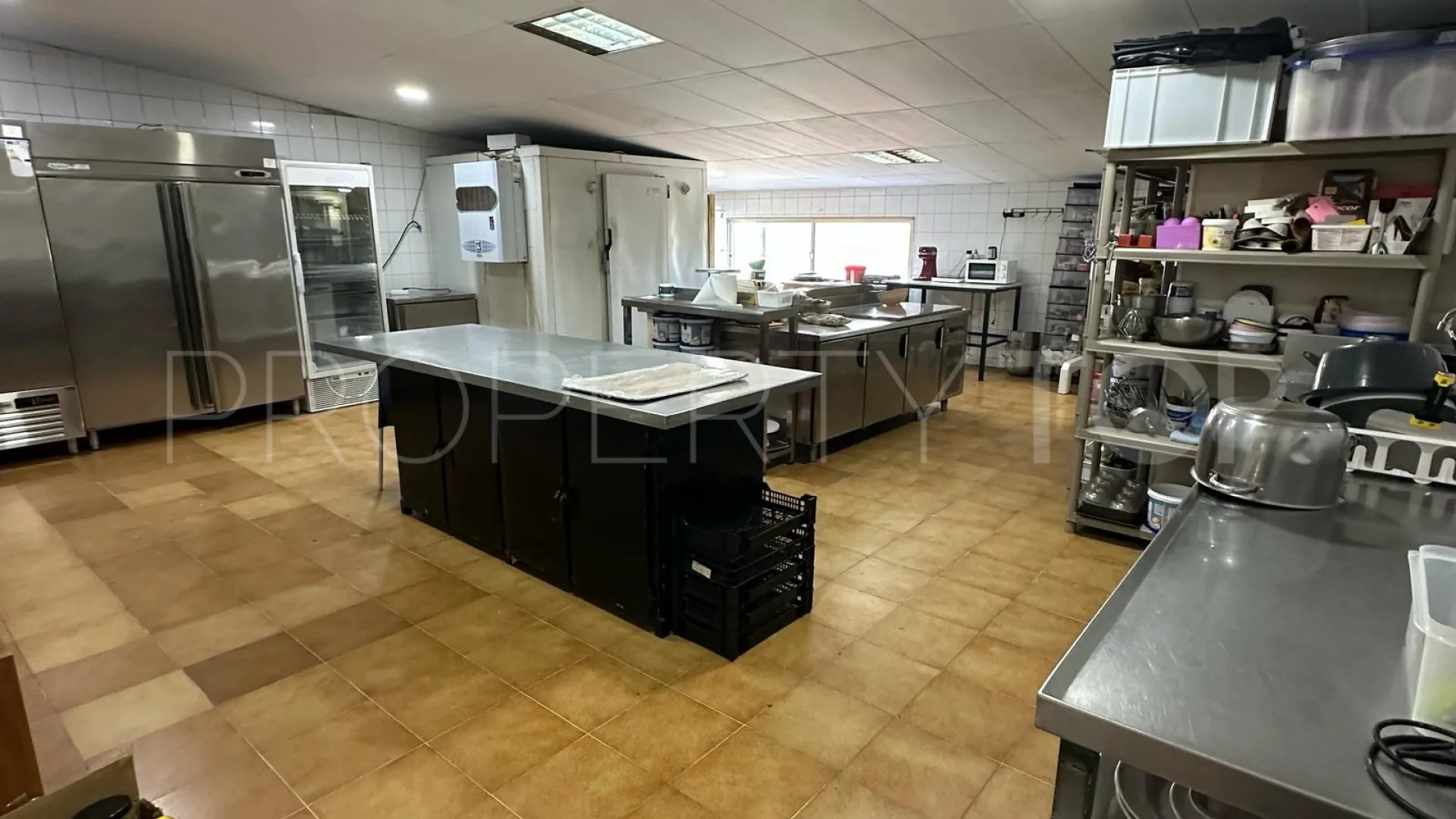 Marbella Ciudad, nave en venta