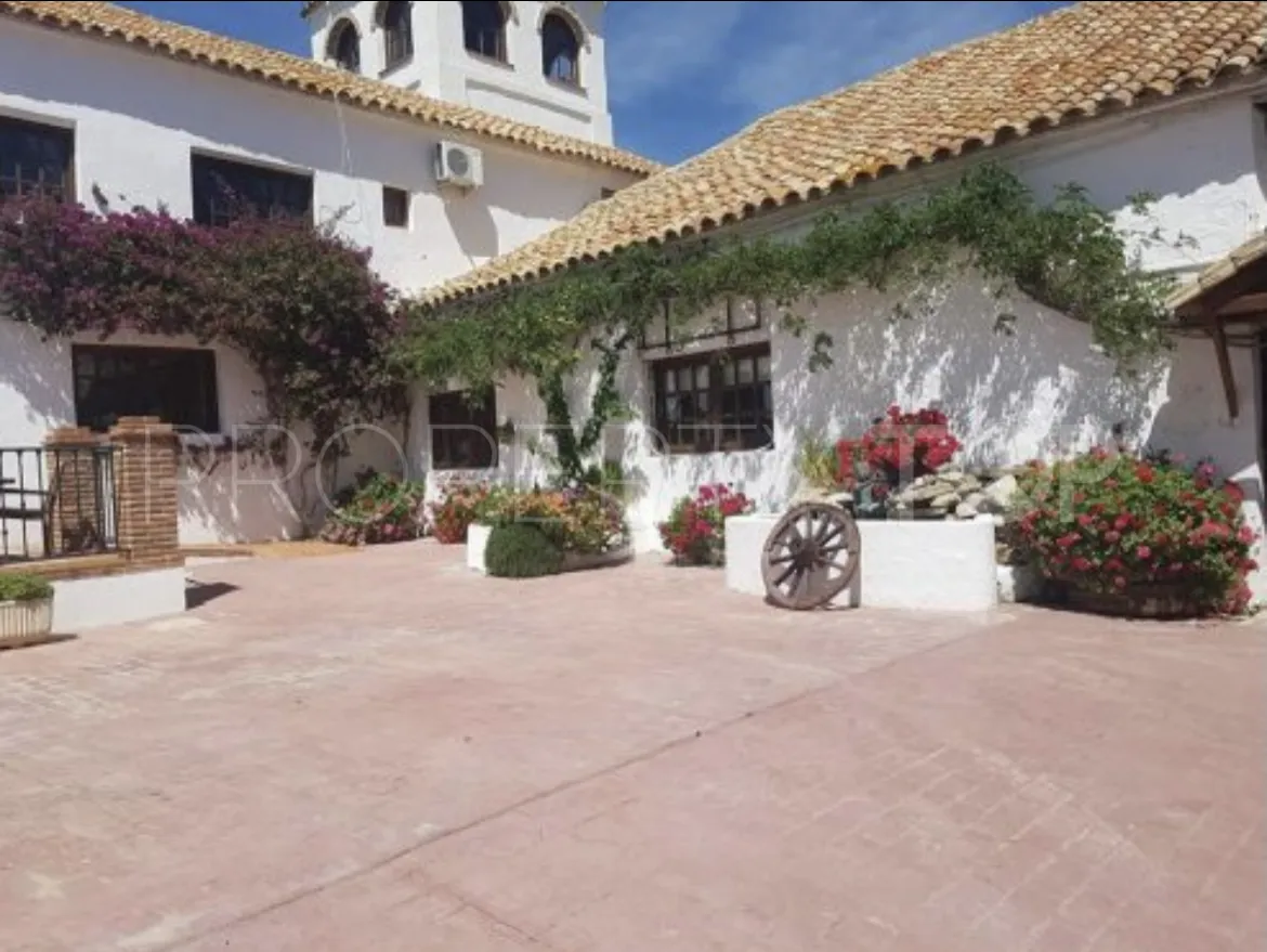 Mollina, cortijo en venta