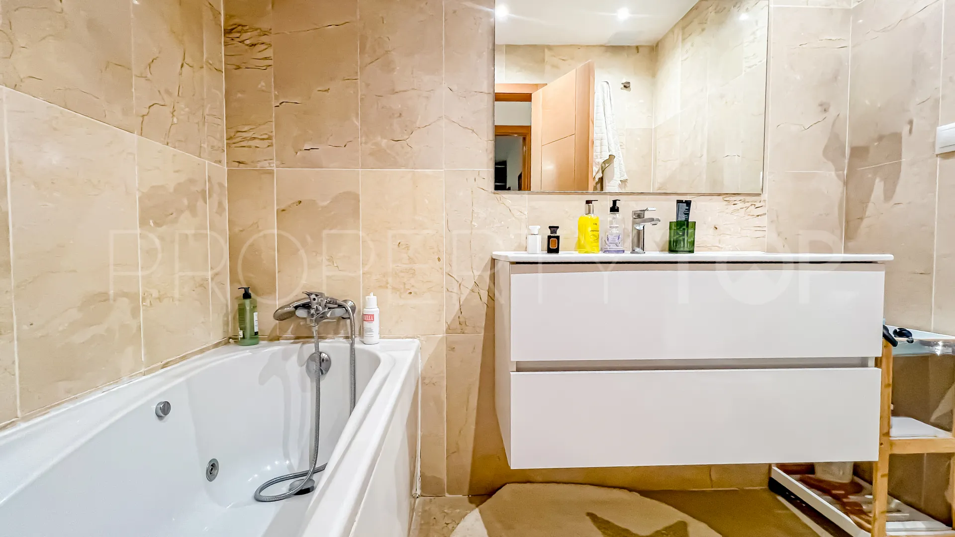 For sale ground floor apartment with 2 bedrooms in Benahavis