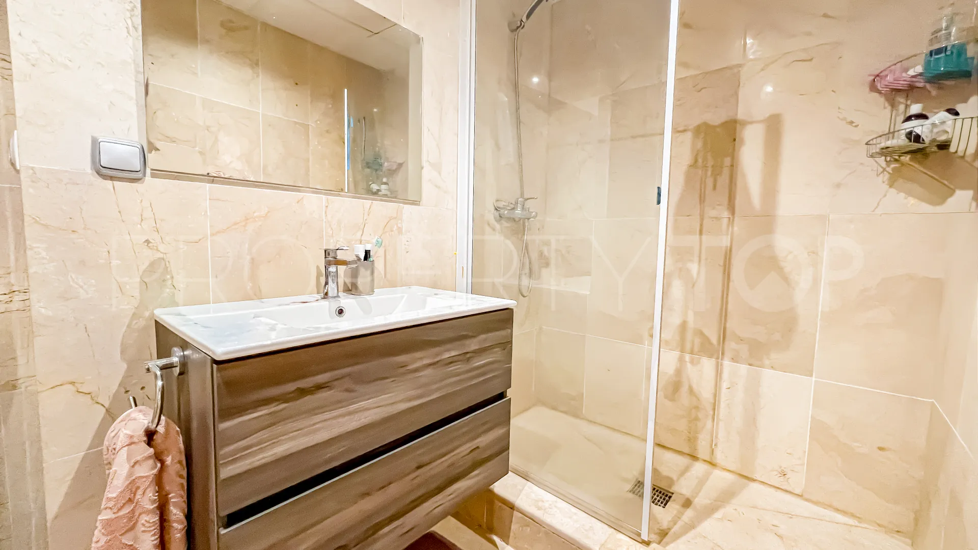 For sale ground floor apartment with 2 bedrooms in Benahavis