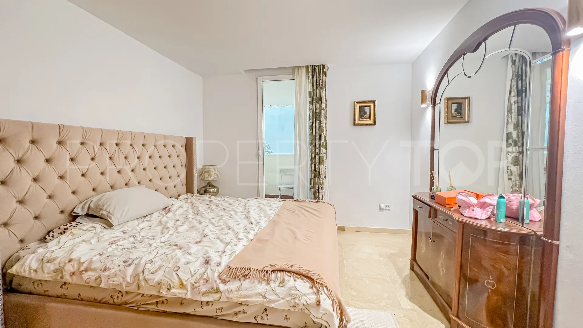 For sale ground floor apartment with 2 bedrooms in Benahavis