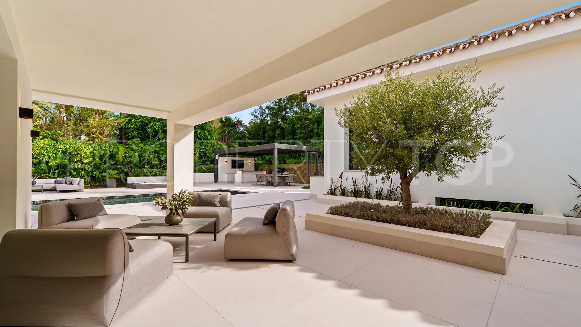 Villa de 5 dormitorios en venta en Las Brisas del Golf