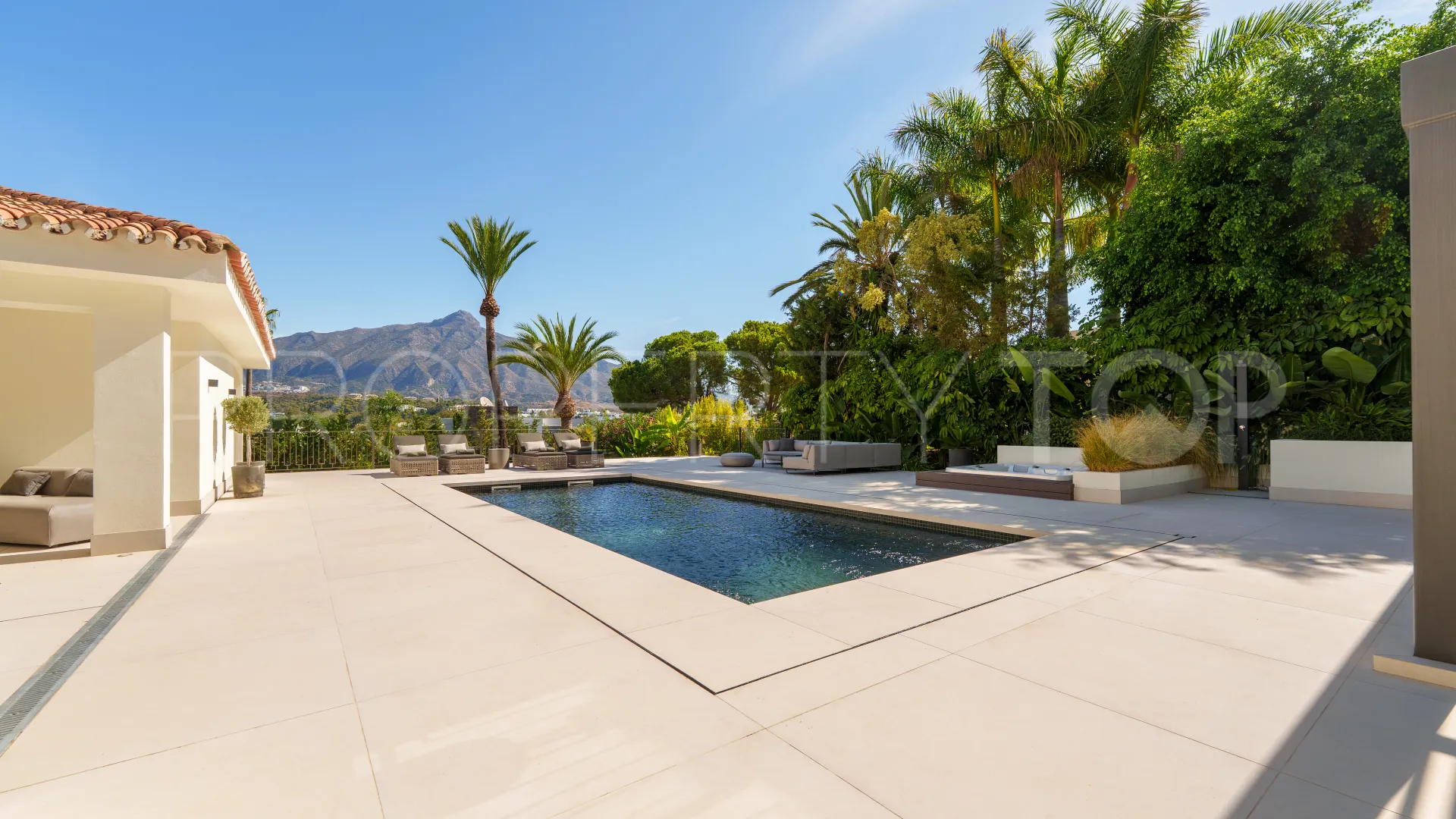 Villa de 5 dormitorios en venta en Las Brisas del Golf