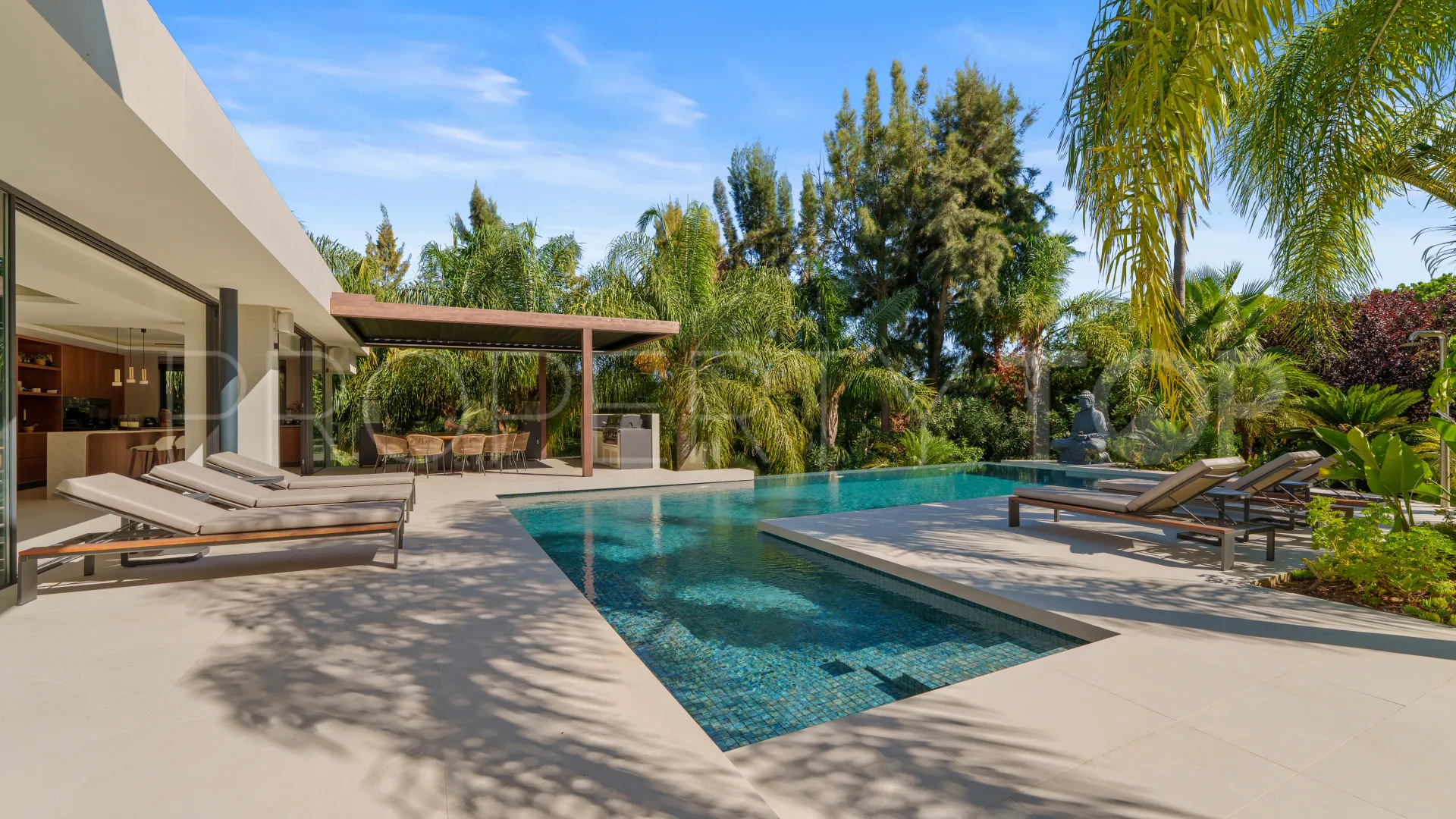 Villa en venta en Las Chapas de 5 dormitorios