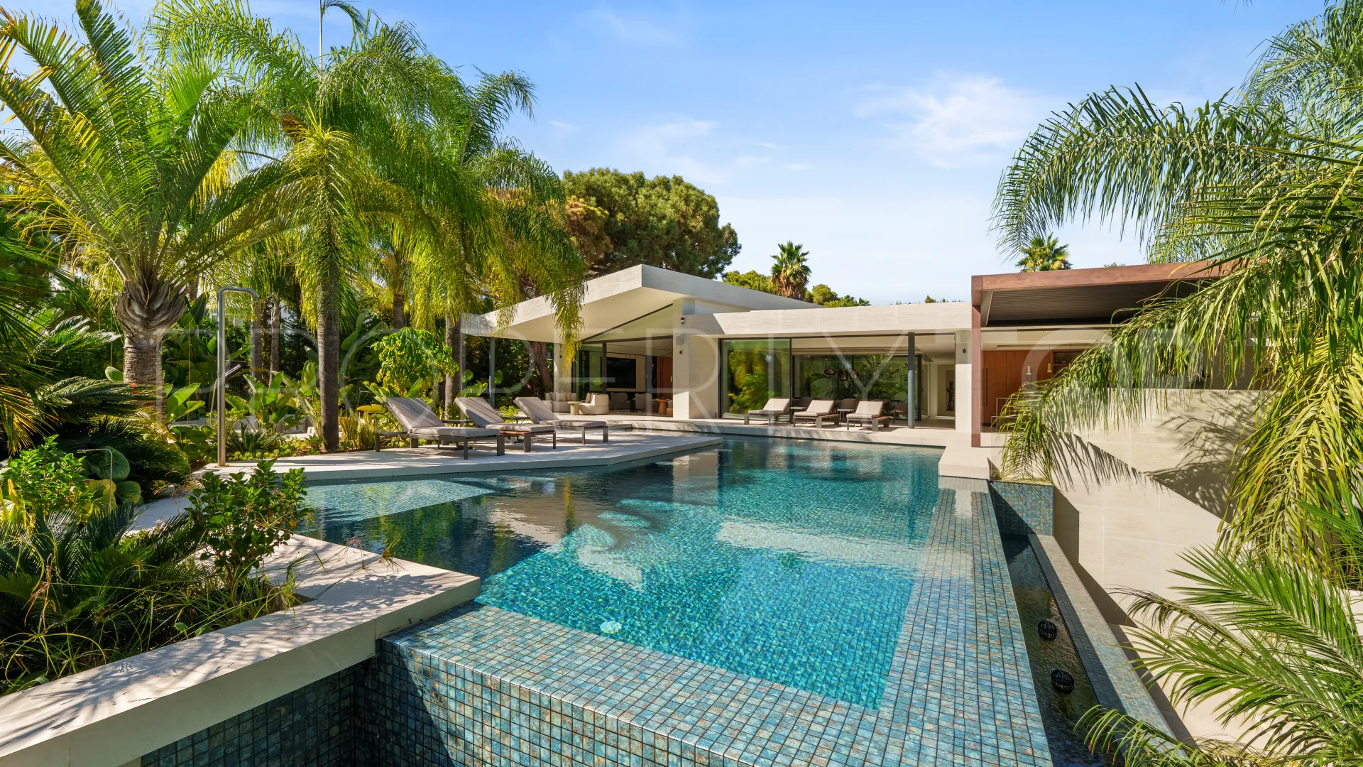Villa en venta en Las Chapas de 5 dormitorios