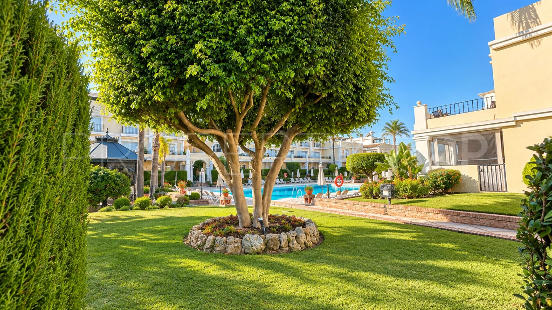 Apartamento planta baja en venta en Aloha Gardens