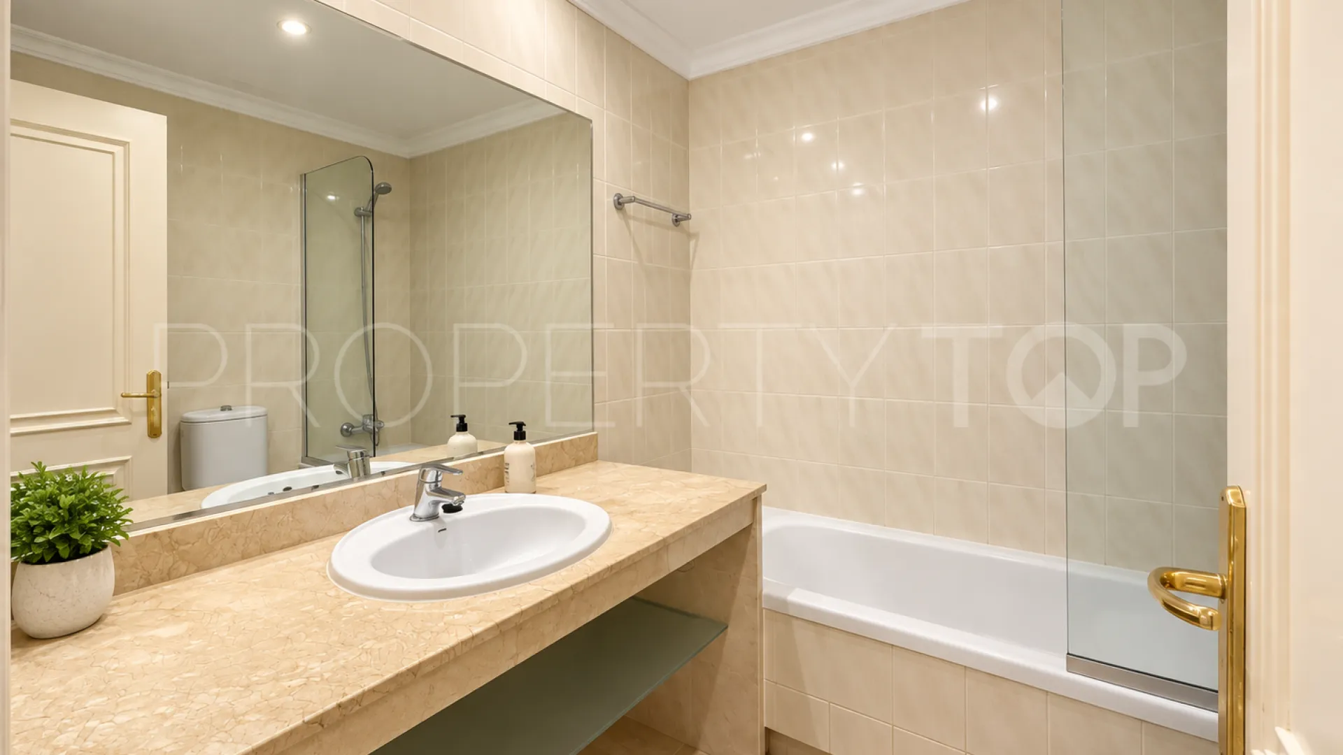Apartamento planta baja en venta en Aloha Gardens