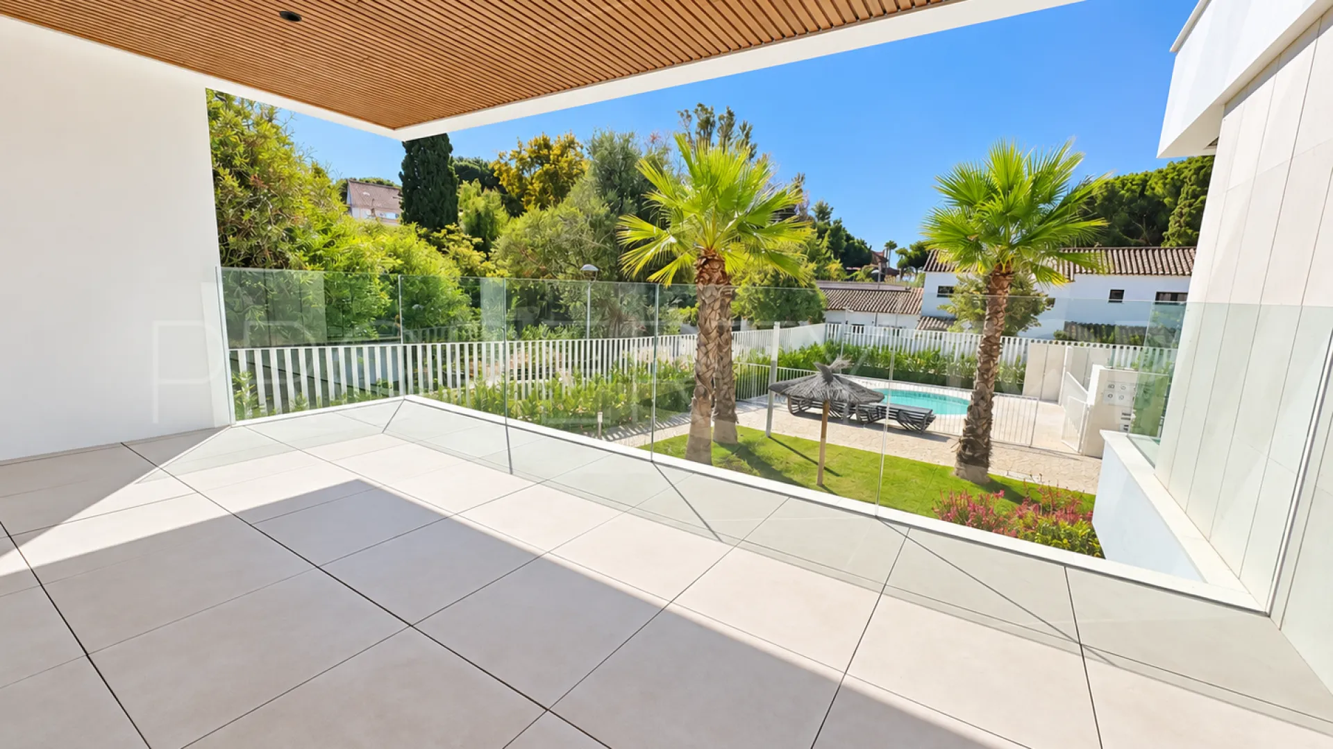 Comprar apartamento de 3 dormitorios en Elviria