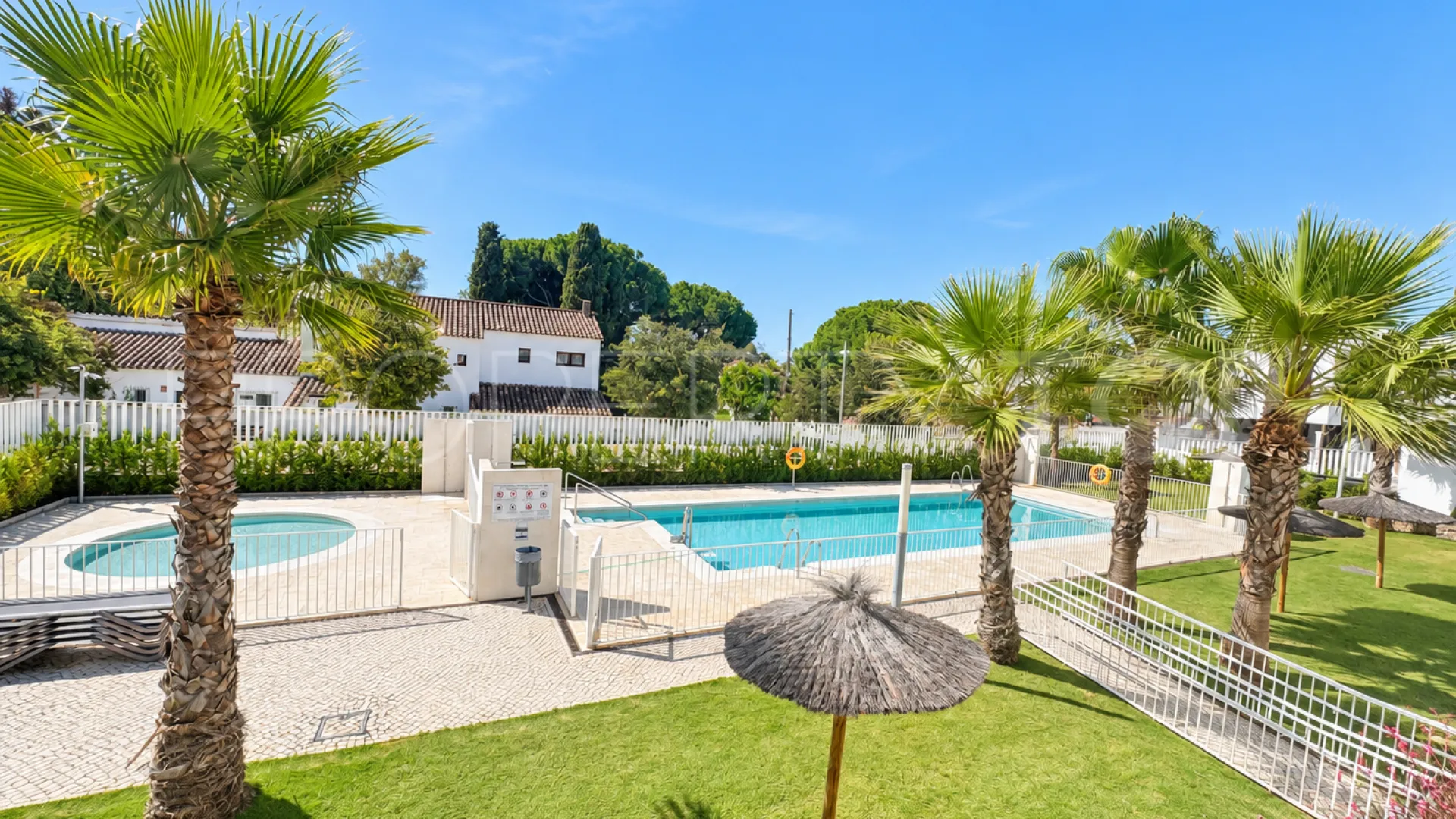 Comprar apartamento de 3 dormitorios en Elviria