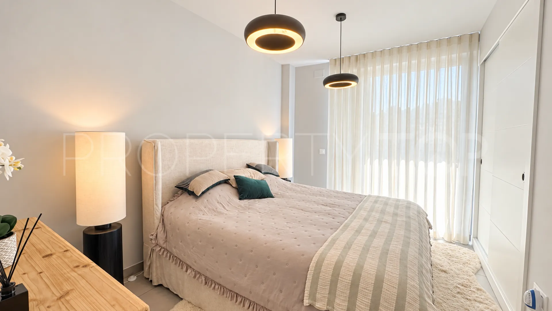 Comprar apartamento de 3 dormitorios en Elviria