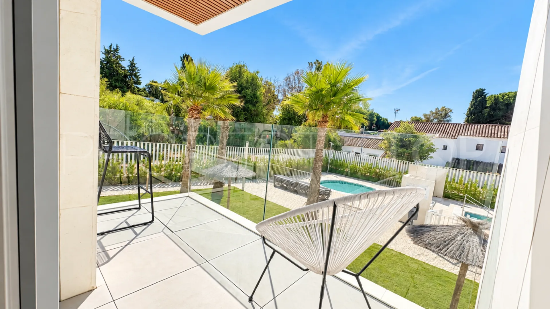 Comprar apartamento de 3 dormitorios en Elviria