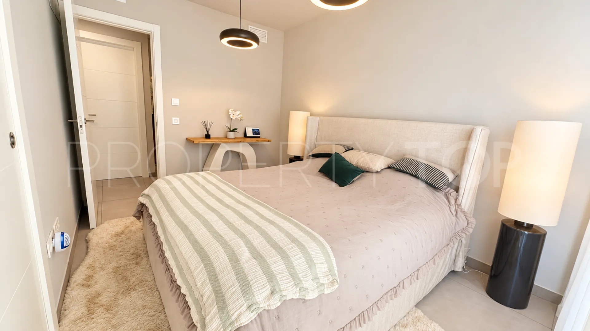 Comprar apartamento de 3 dormitorios en Elviria