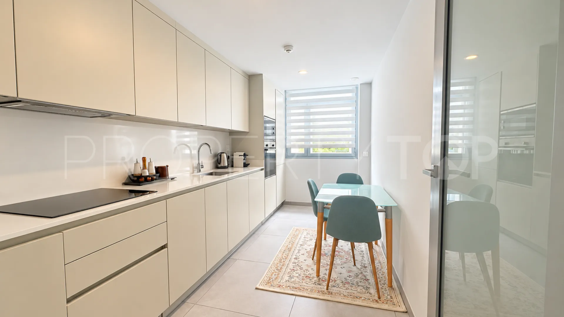 Comprar apartamento de 3 dormitorios en Elviria