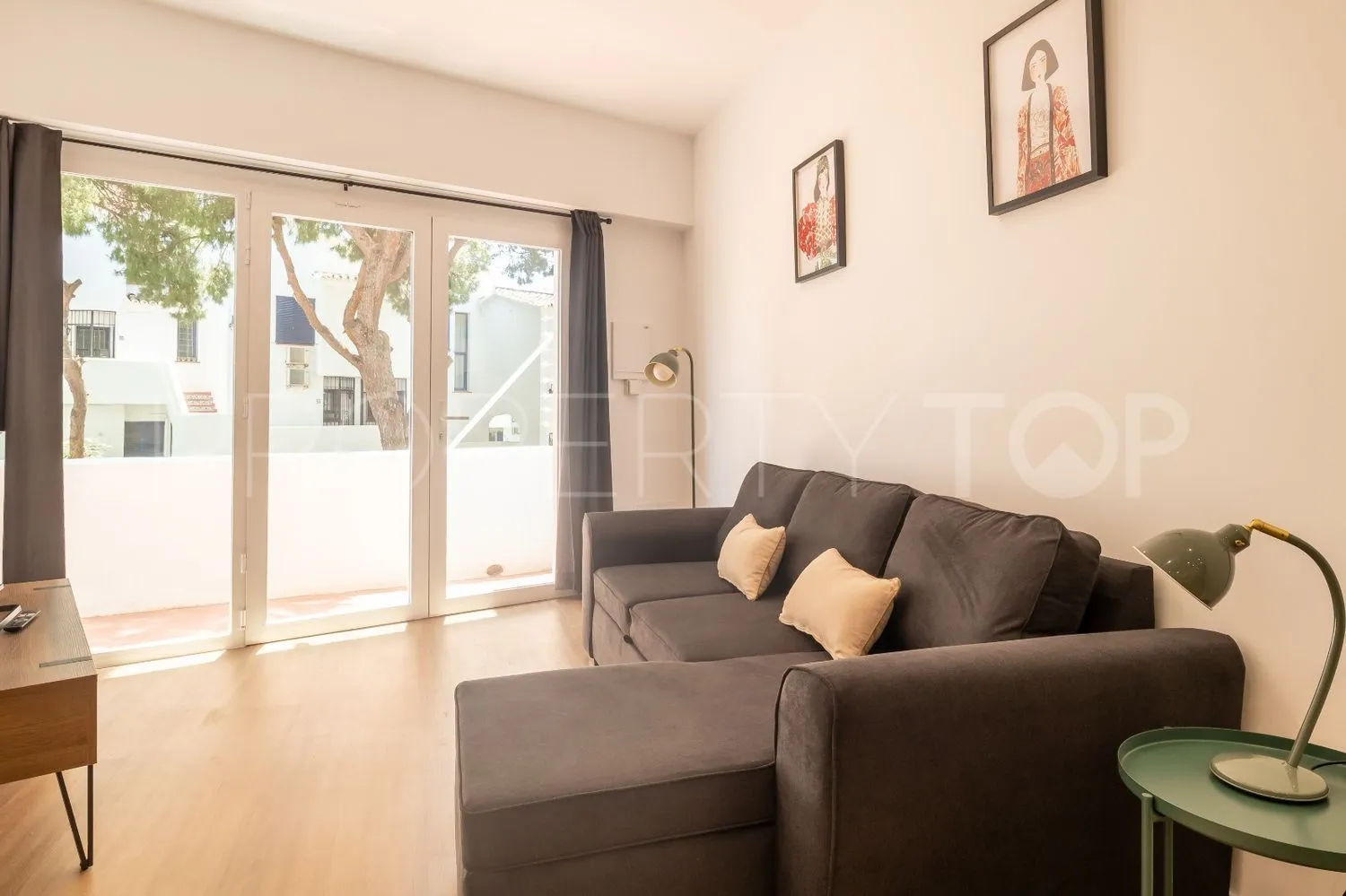 Comprar apartamento de 2 dormitorios en Calahonda
