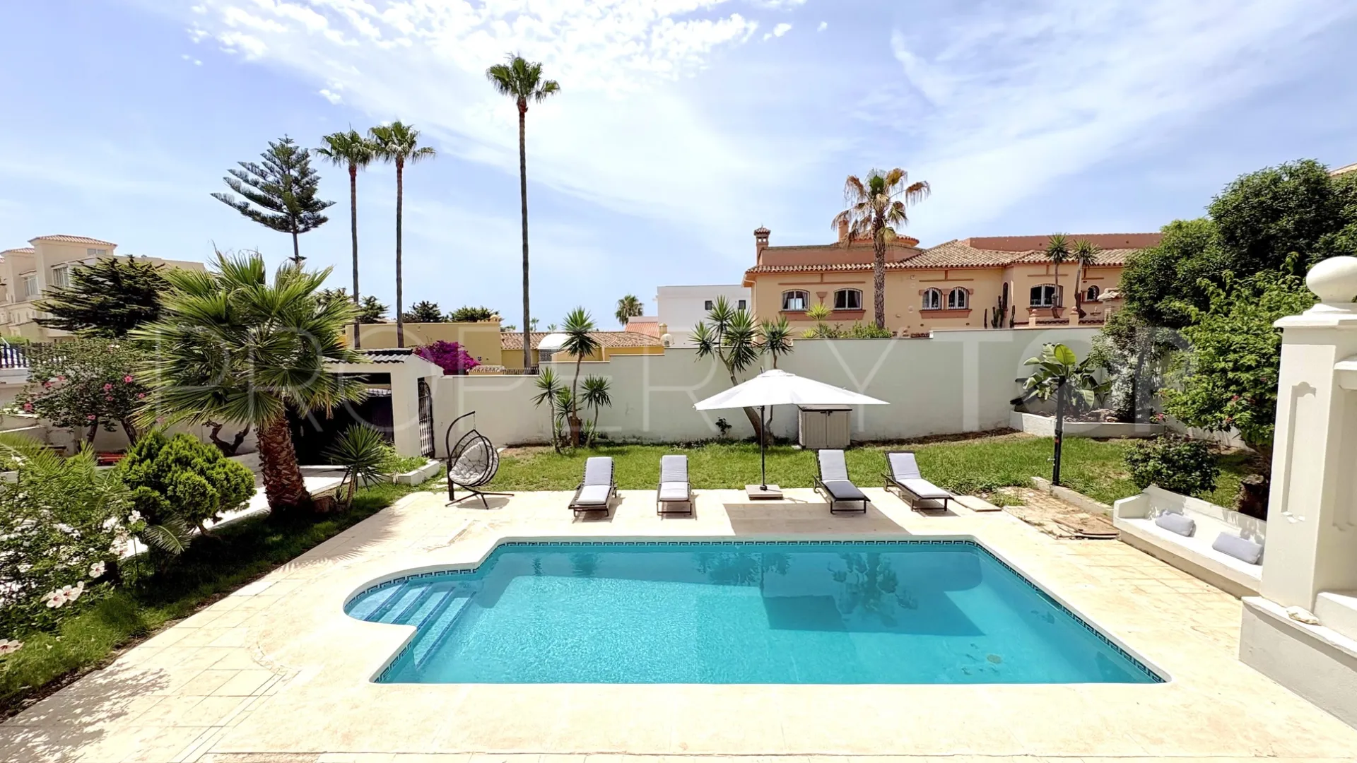 For sale 9 bedrooms house in El Faro de Calaburras