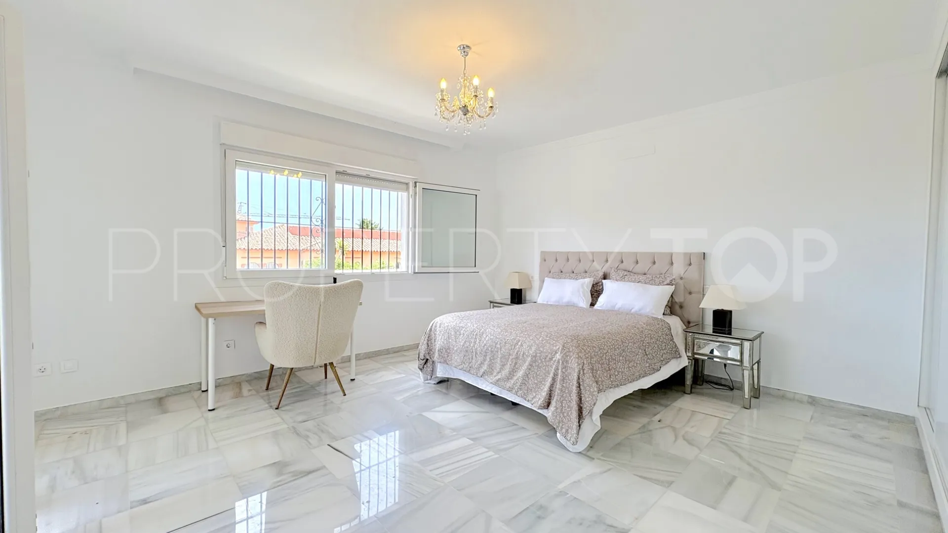 For sale 9 bedrooms house in El Faro de Calaburras