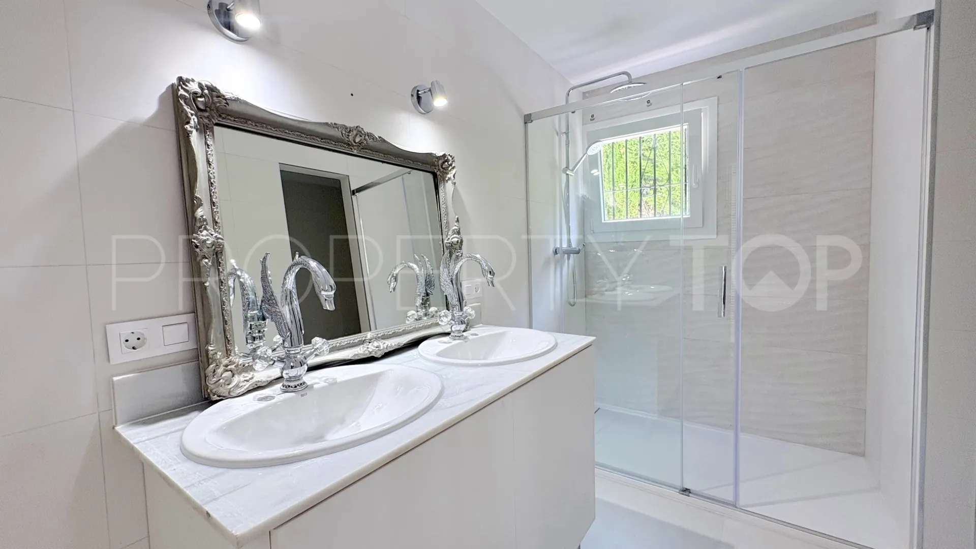 For sale 9 bedrooms house in El Faro de Calaburras
