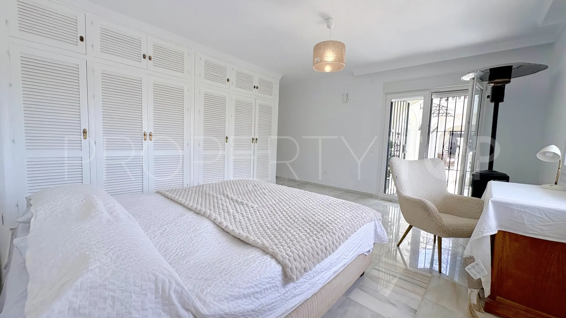 For sale 9 bedrooms house in El Faro de Calaburras
