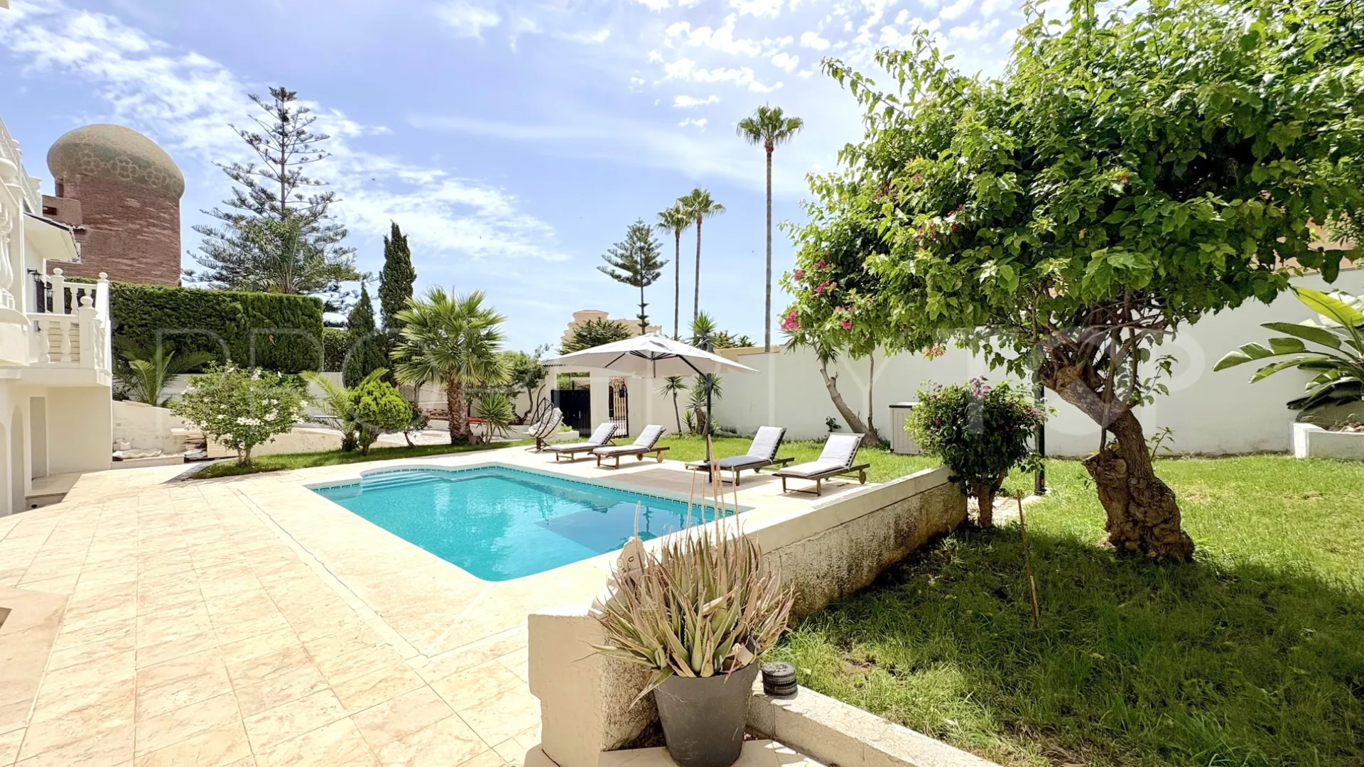 For sale 9 bedrooms house in El Faro de Calaburras