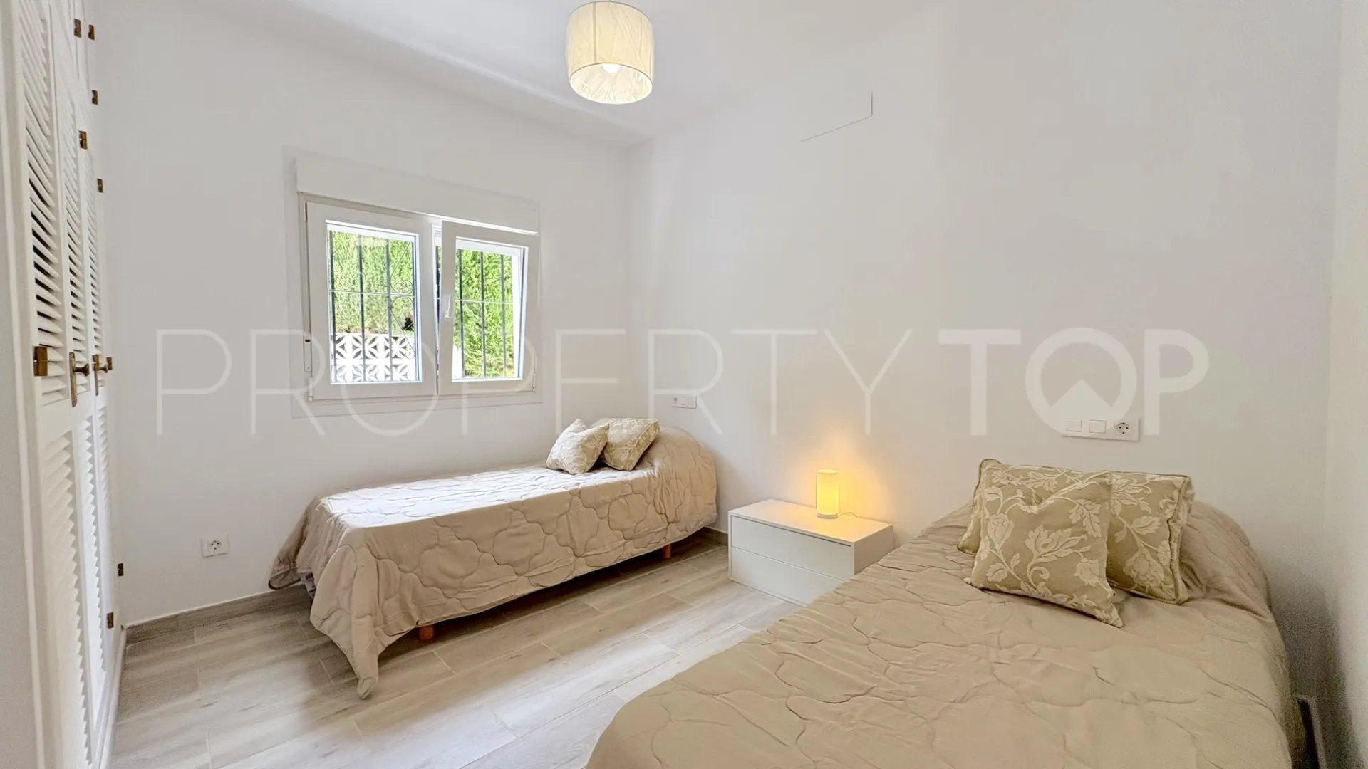 For sale 9 bedrooms house in El Faro de Calaburras