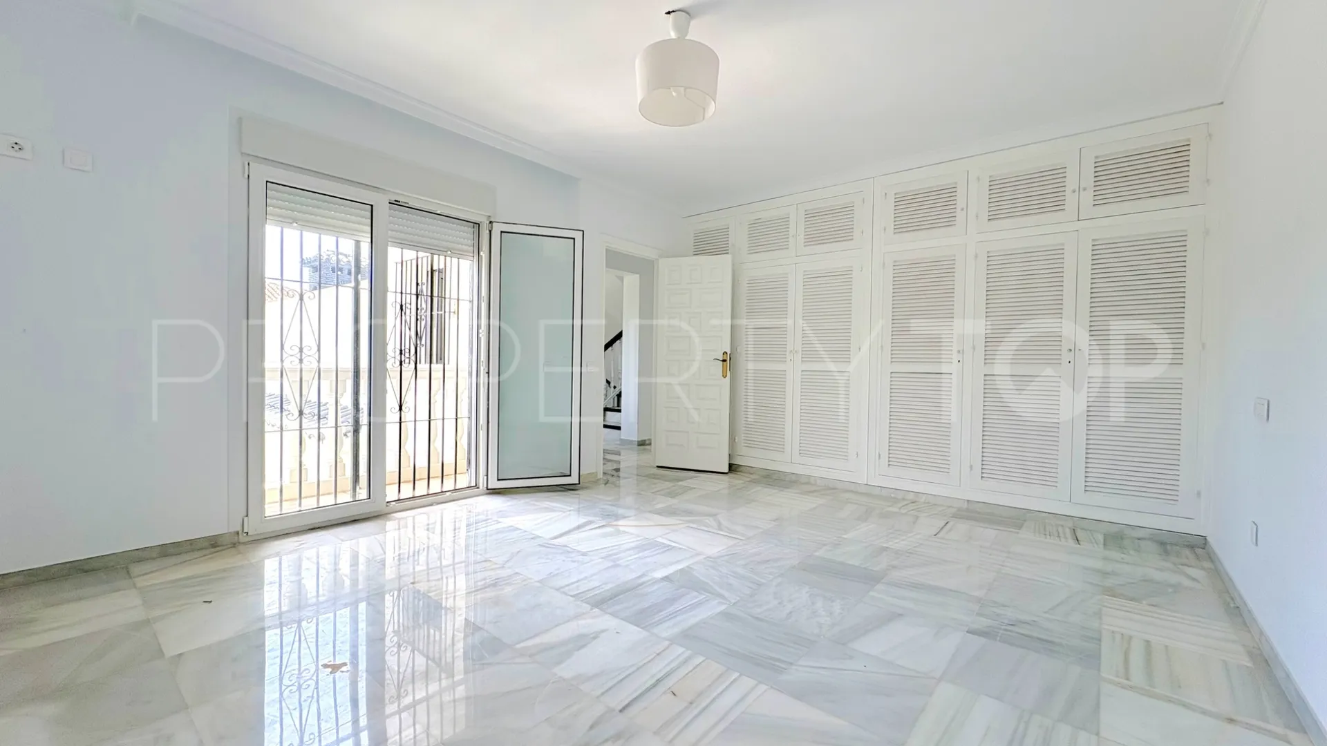 For sale 9 bedrooms house in El Faro de Calaburras
