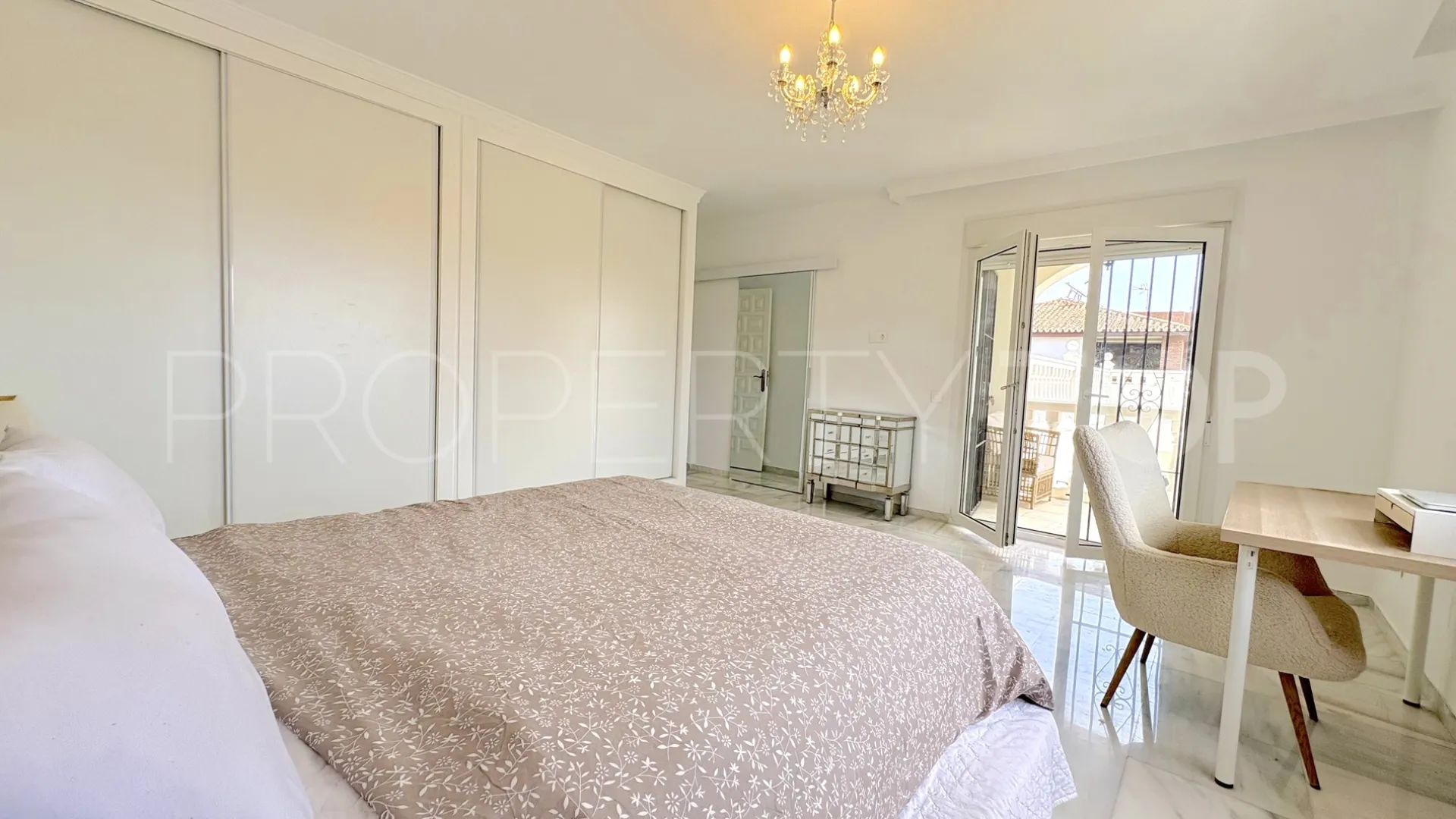 For sale 9 bedrooms house in El Faro de Calaburras