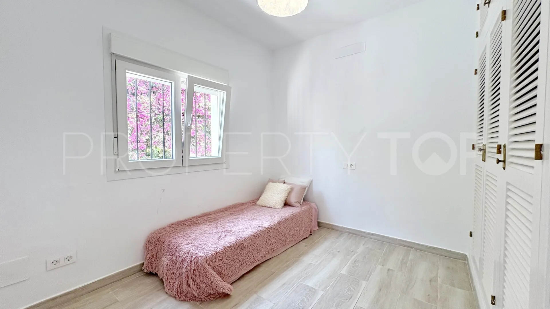 For sale 9 bedrooms house in El Faro de Calaburras