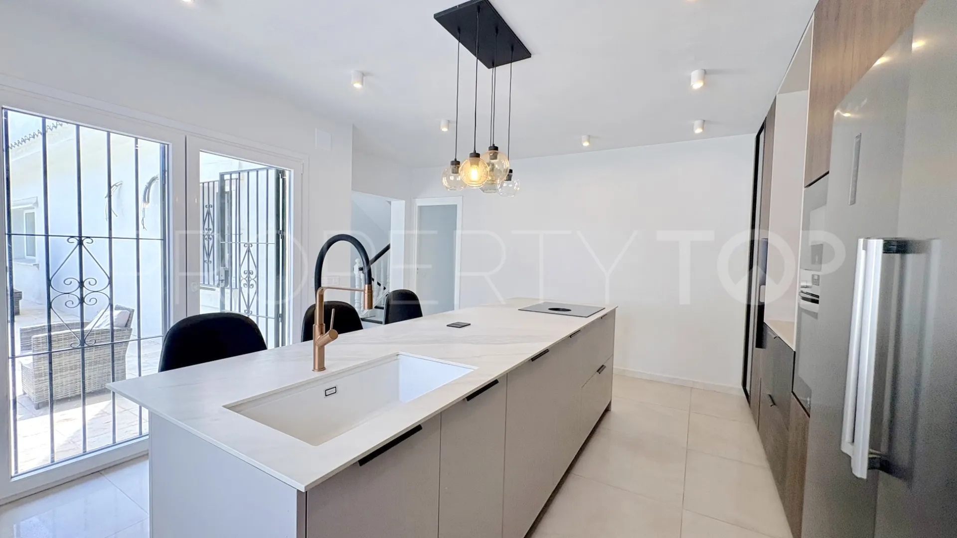 For sale 9 bedrooms house in El Faro de Calaburras