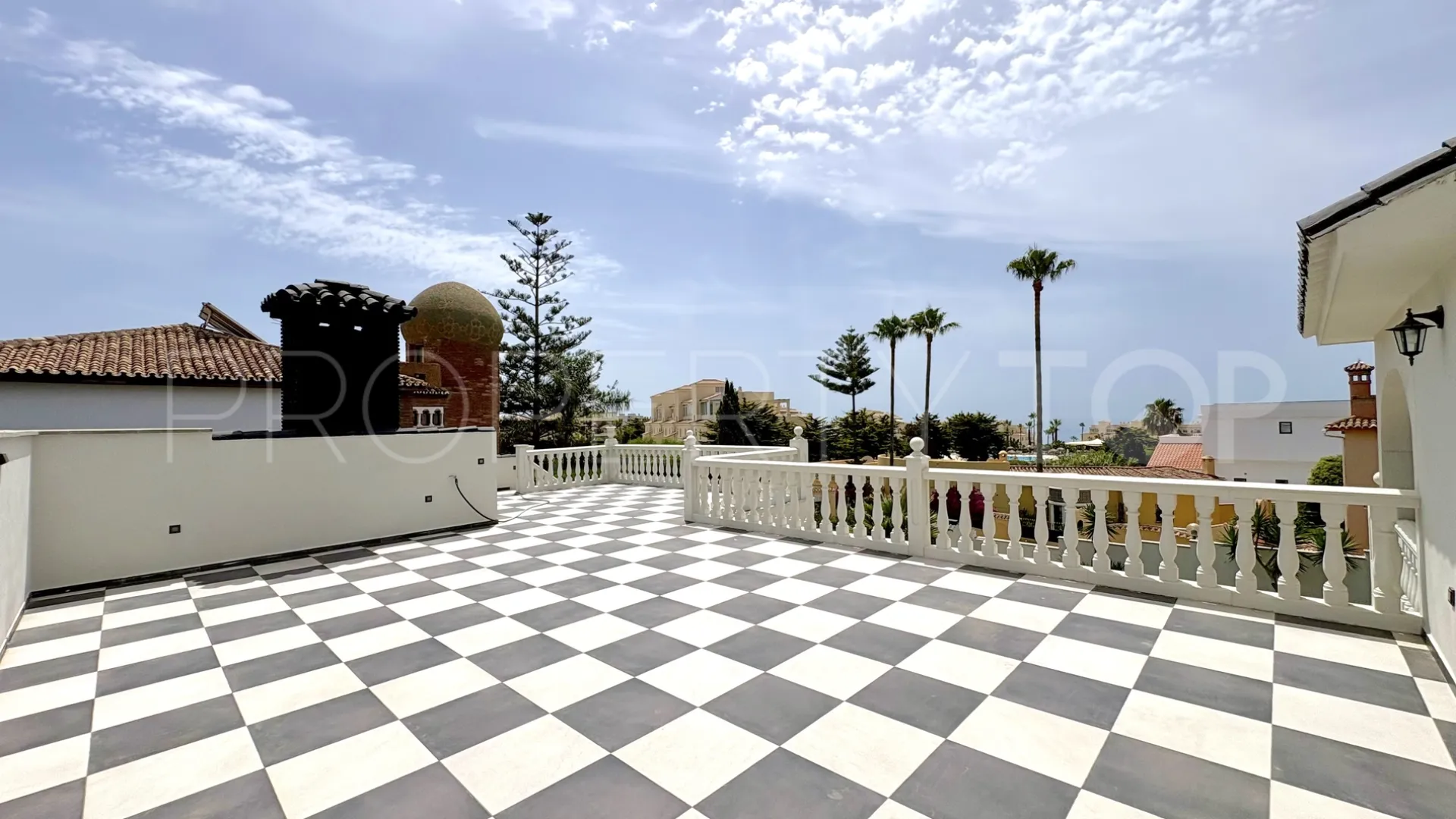 For sale 9 bedrooms house in El Faro de Calaburras