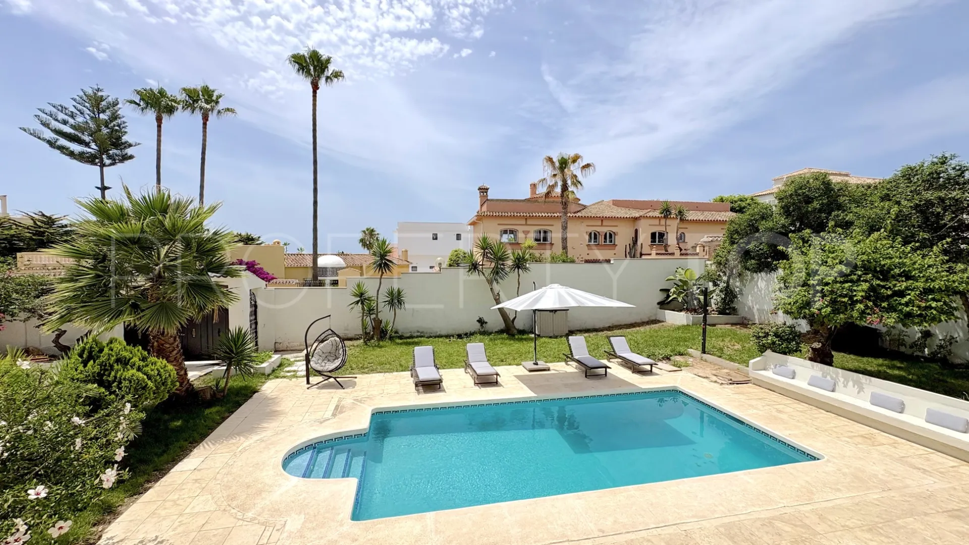 For sale 9 bedrooms house in El Faro de Calaburras