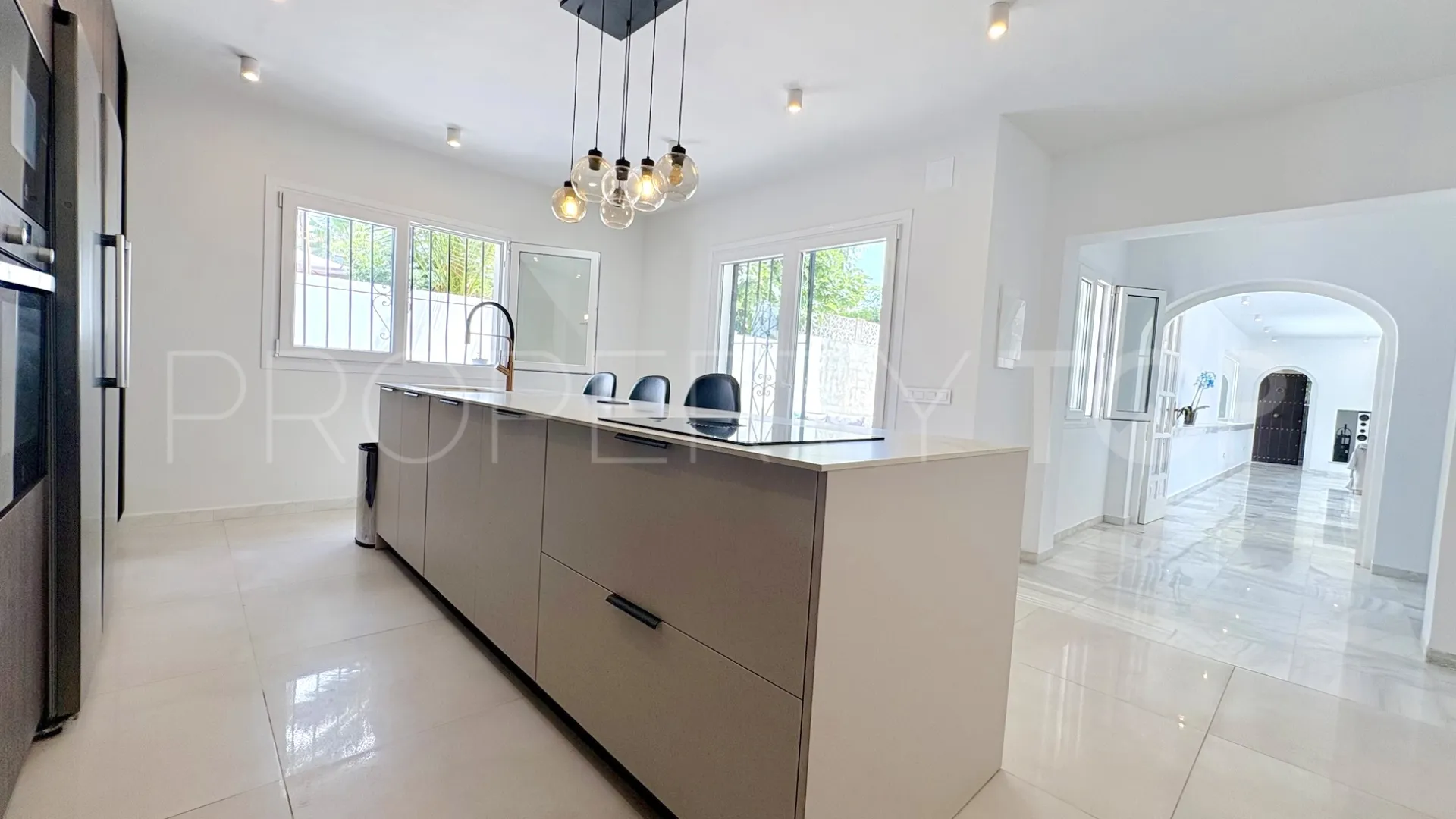 For sale 9 bedrooms house in El Faro de Calaburras