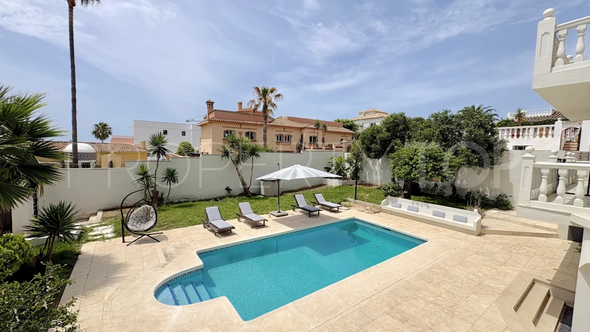 For sale 9 bedrooms house in El Faro de Calaburras