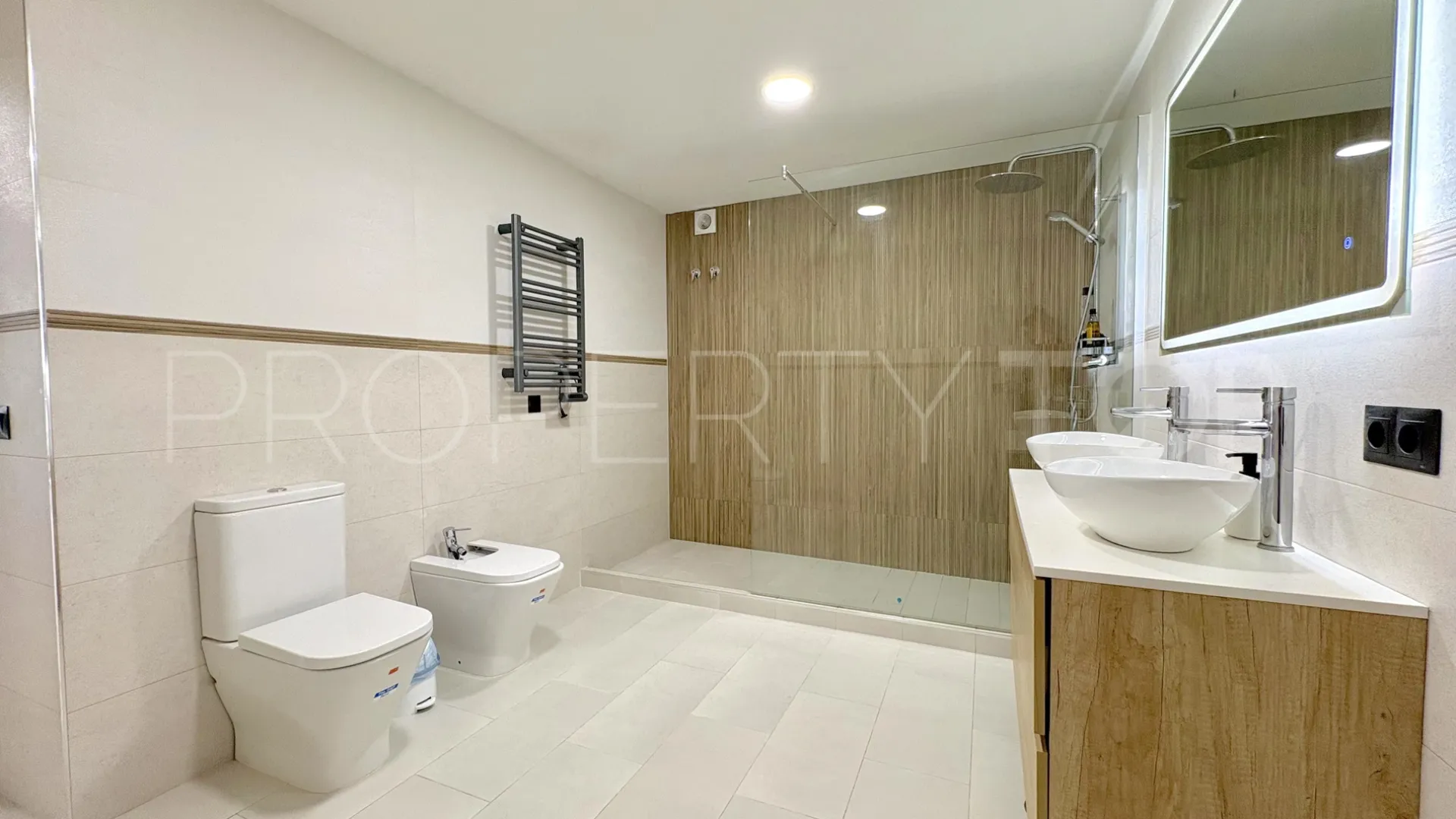 For sale 9 bedrooms house in El Faro de Calaburras