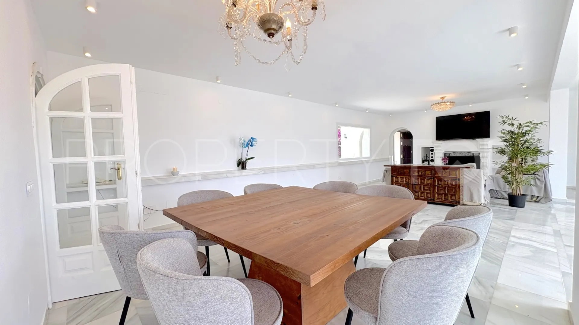 For sale 9 bedrooms house in El Faro de Calaburras