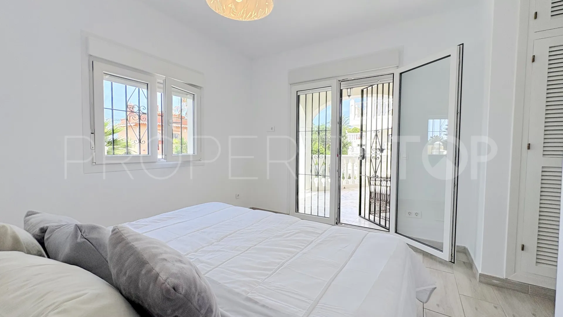 For sale 9 bedrooms house in El Faro de Calaburras