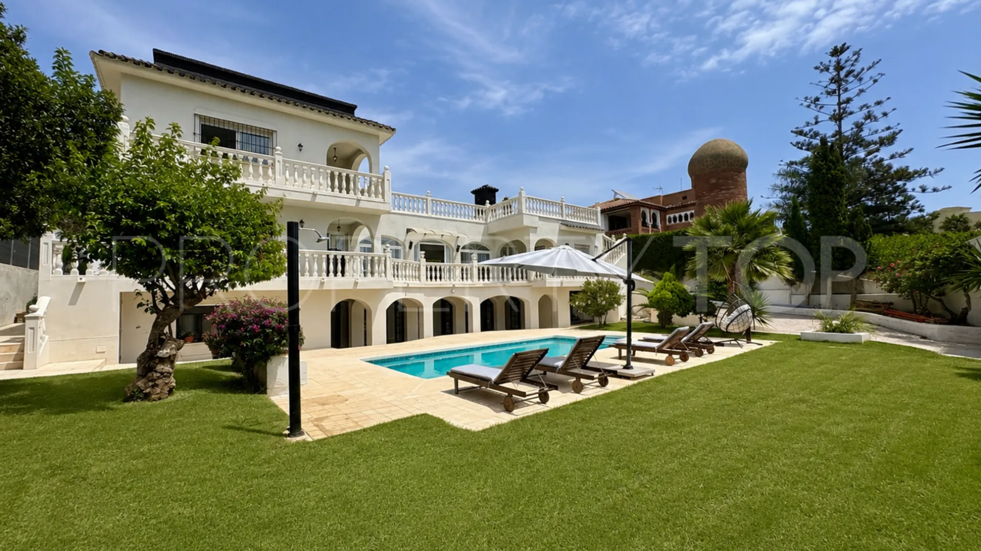 For sale 9 bedrooms house in El Faro de Calaburras