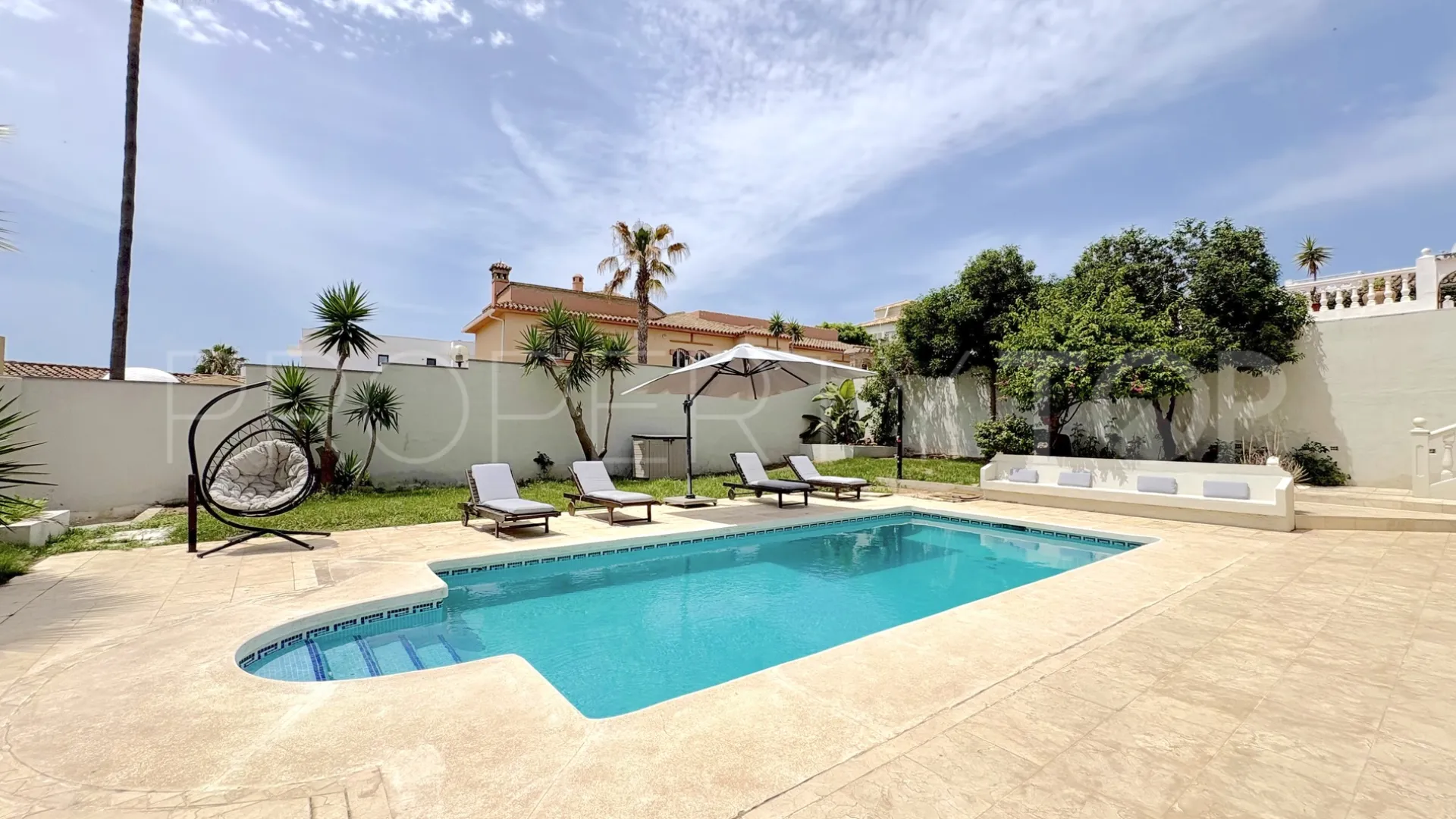 For sale 9 bedrooms house in El Faro de Calaburras