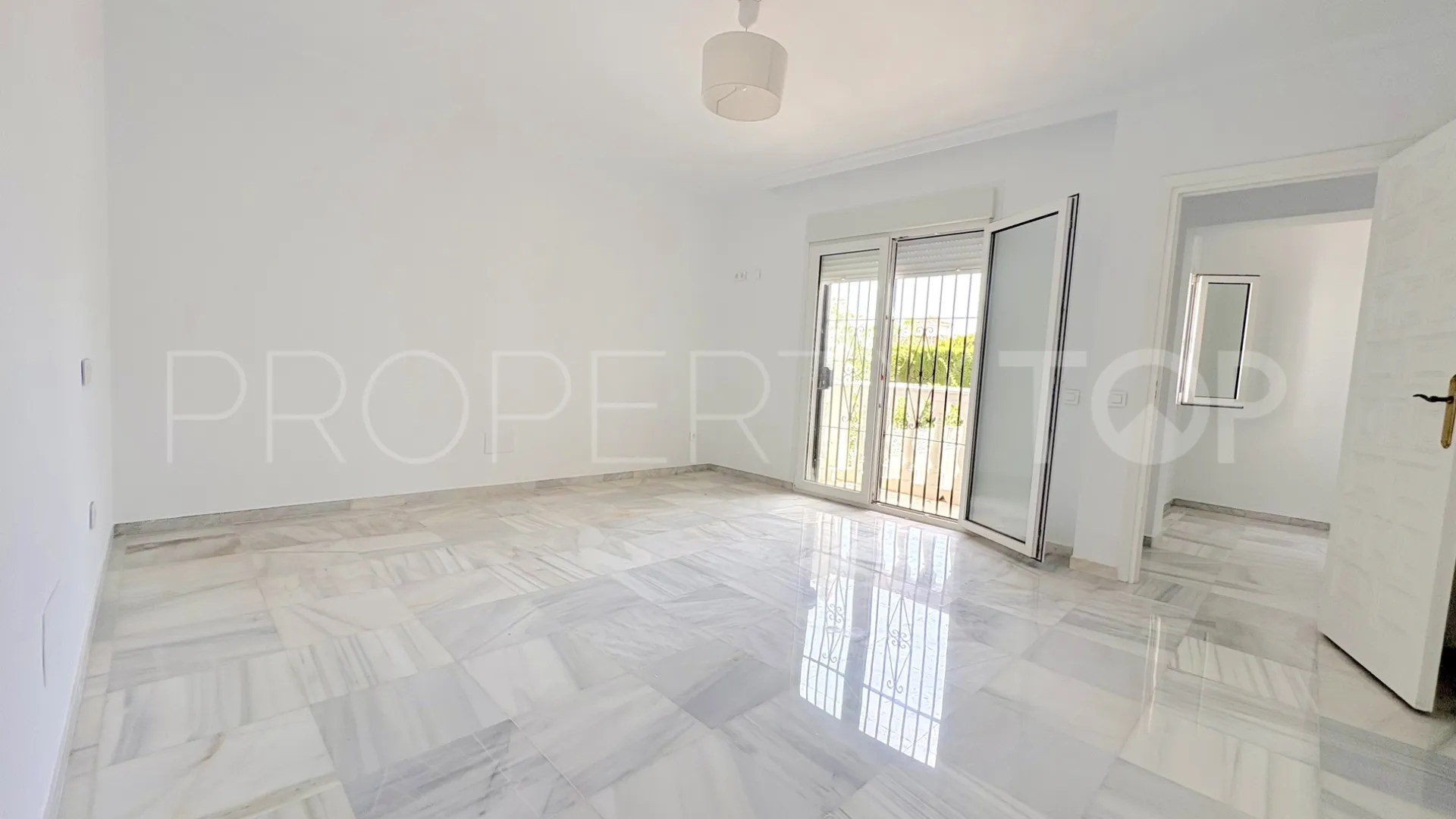 For sale 9 bedrooms house in El Faro de Calaburras