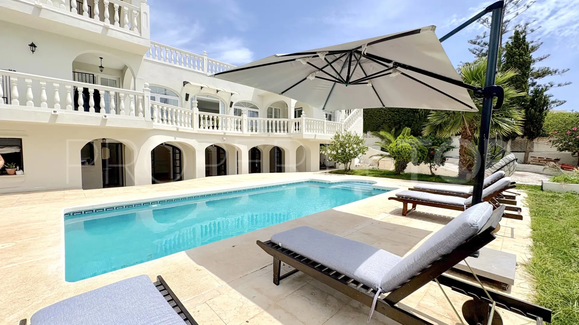 For sale 9 bedrooms house in El Faro de Calaburras