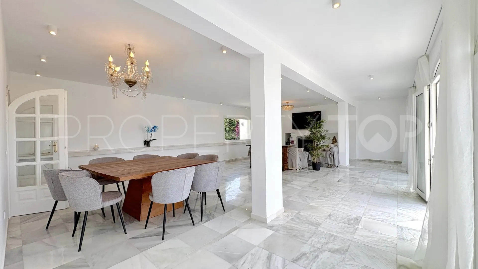For sale 9 bedrooms house in El Faro de Calaburras