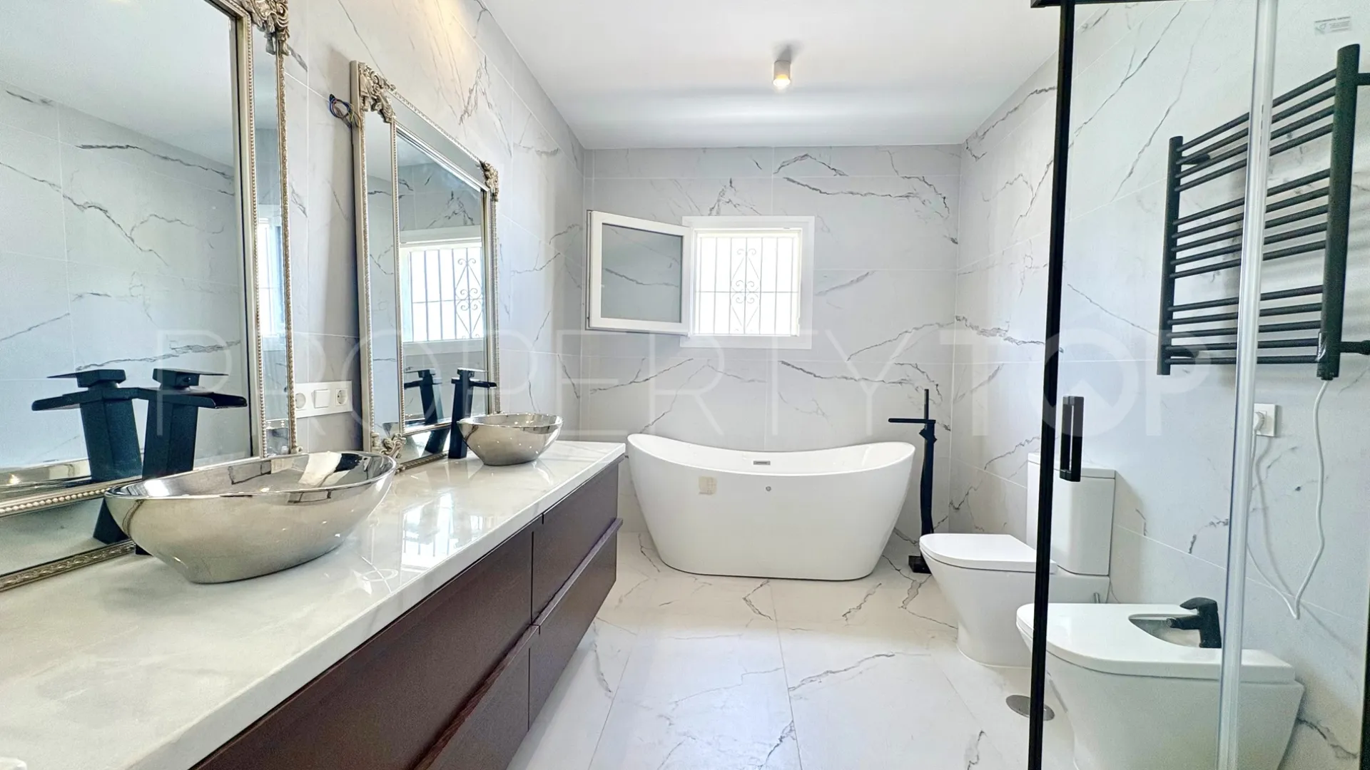 For sale 9 bedrooms house in El Faro de Calaburras