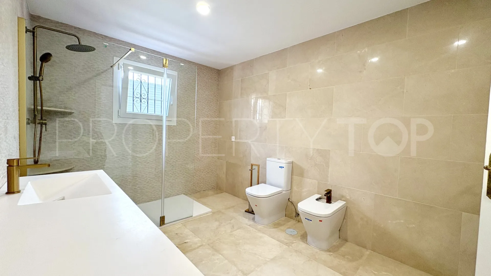 For sale 9 bedrooms house in El Faro de Calaburras