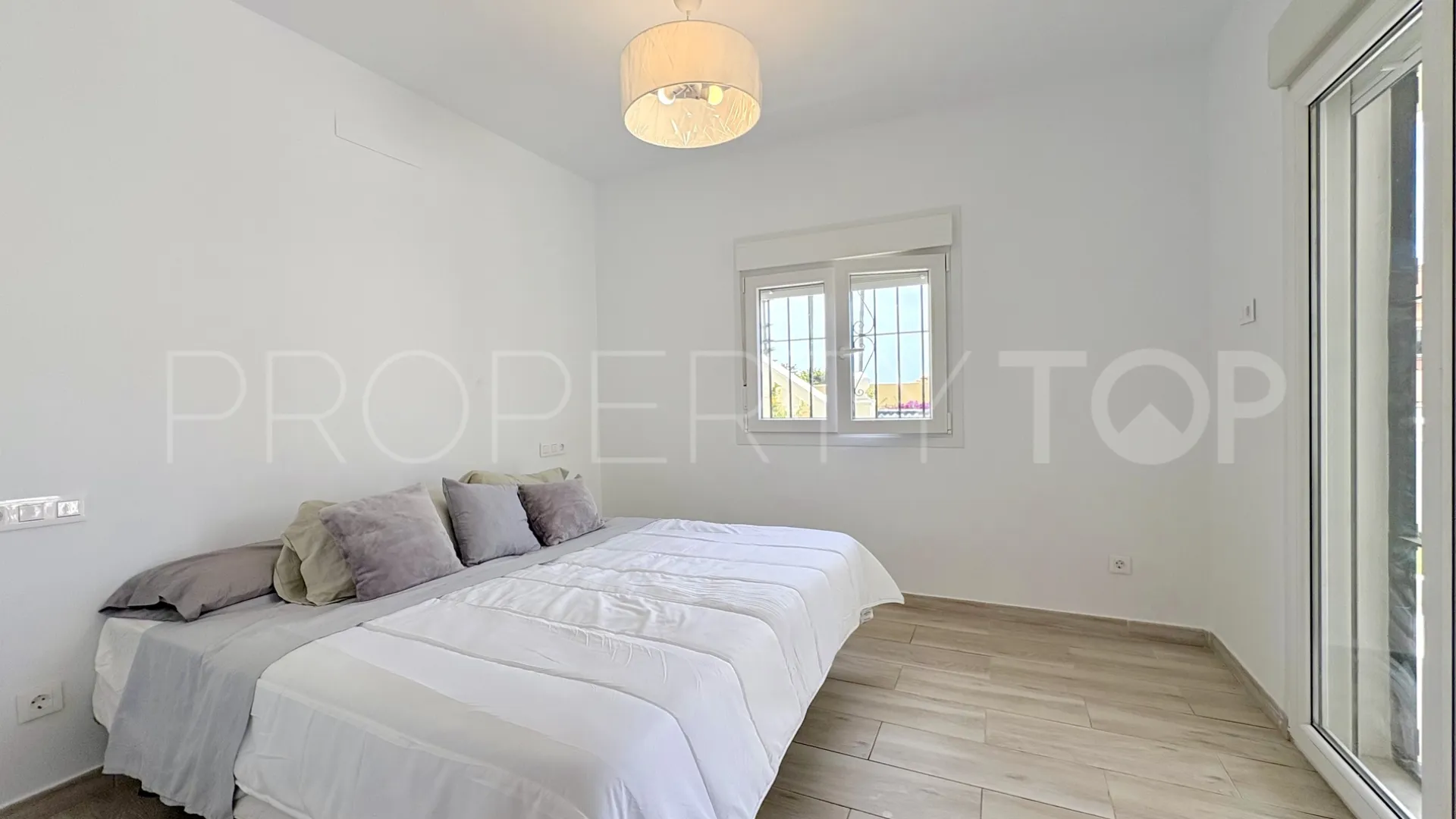 For sale 9 bedrooms house in El Faro de Calaburras